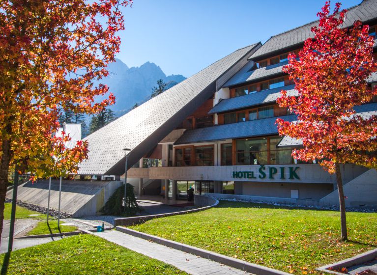 Barvita jesen v Alpskem resortu Špik